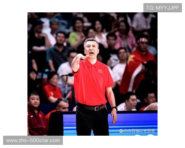 场边教练递水，球员补水瞬间抓拍