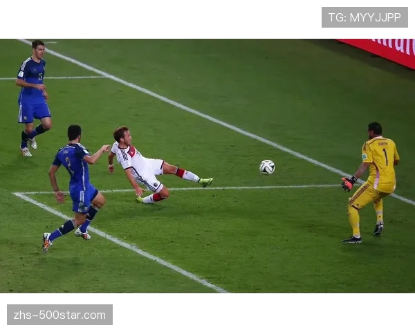 专访格策:“现代足球对边锋的要求不仅是下底,更要内切联系中场” 专访格策:“现代足球对边锋的要求不仅是下底,更要内切联系中场”